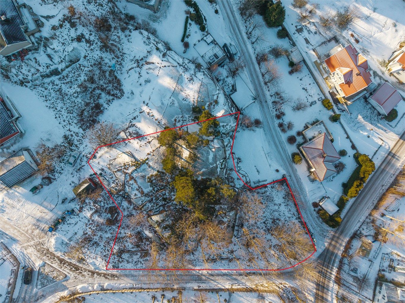 Tomten er på ca. 2,1 mål og har en kupert og spennende utforming, dels skrånende og bratt, bestående av fjell, krattskog og flotte furutrær.