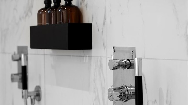 Detaljer fra dusjsonen med to armaturer. (Rommet er ikke godkjent til varig opphold da det på godkjente byggetegninger er betegnet som hobbyrom.)