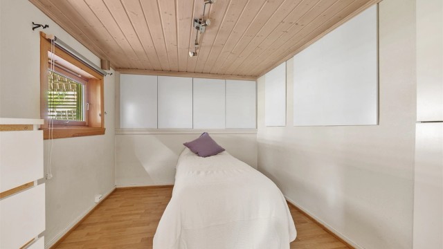 Soverom i underetasjen med laminatgulv og elektrisk gulvvarme.