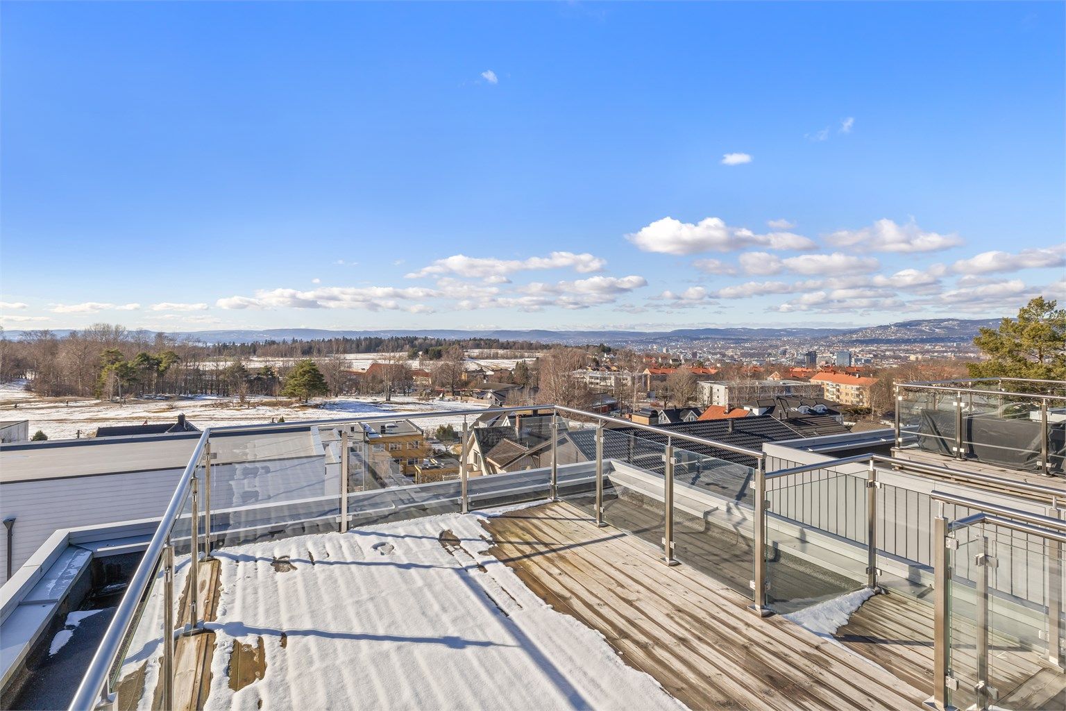 Fantastisk utsikt mot byen og Ekebergsletta