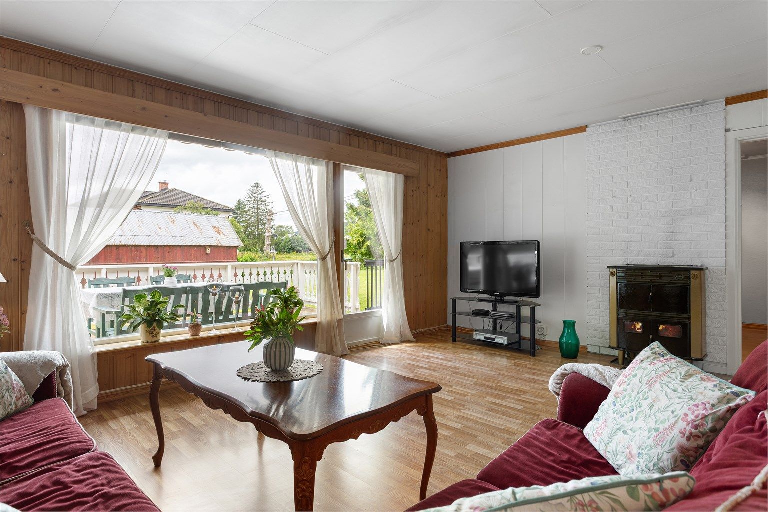 Stue med sofaområde og spiseplass