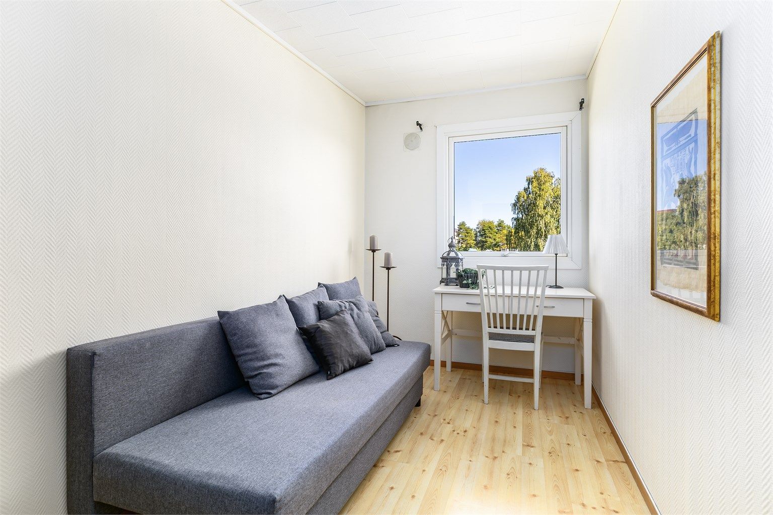 Soverommenes vinduer vender i nordøstlig retning og slipper dermed ikke inn varmende sol gjennom dagen.
