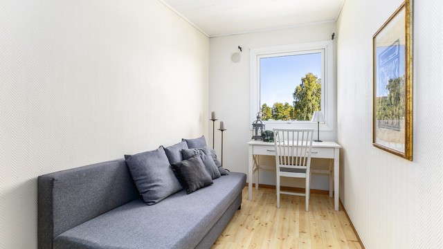 Soverommenes vinduer vender i nordøstlig retning og slipper dermed ikke inn varmende sol gjennom dagen.