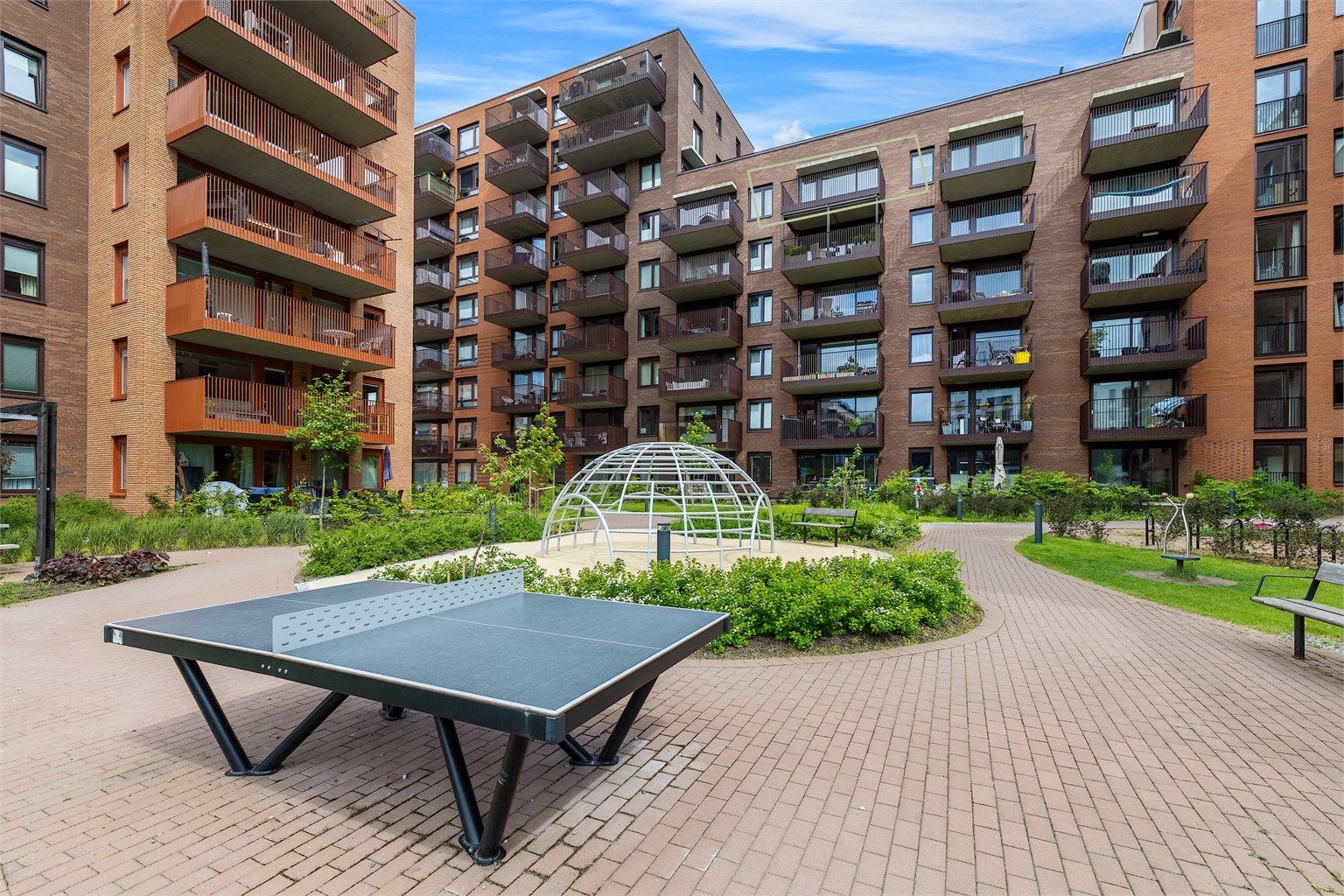Gårdsområde hvor man kan gjøre aktiviteter eller slappe av i felles sosiale rom.
