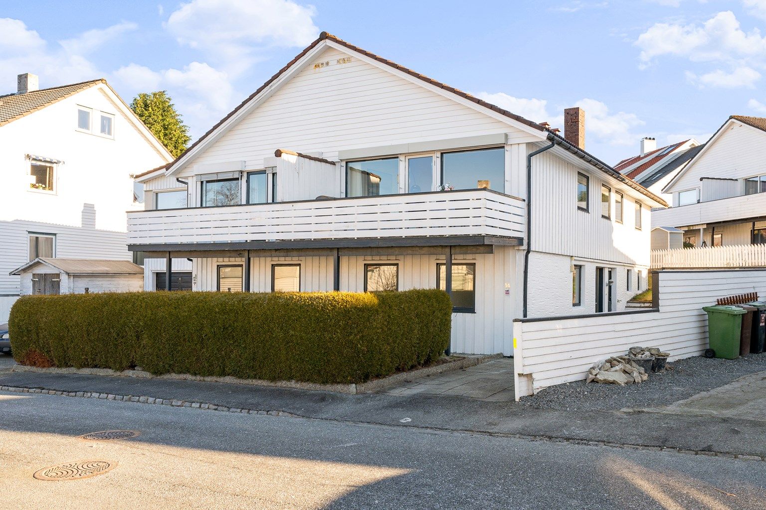 Velkommen til Koparviksgata 14. Flott vertikaldelt tomannsbolig plassert i ettertraktet boligområdet på Storhaug. Presenteres av Krogsveen eiendom v/Roger Westergård.