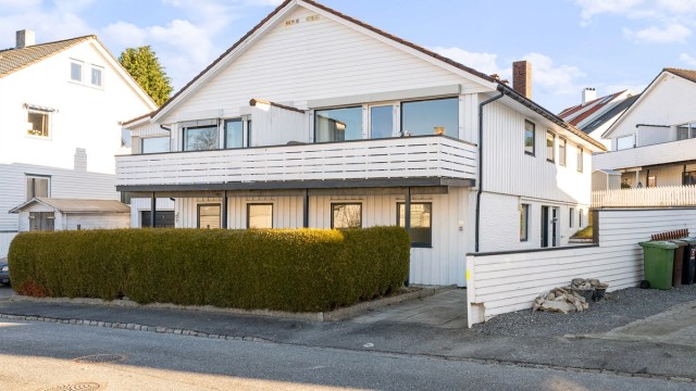 Velkommen til Koparviksgata 14. Flott vertikaldelt tomannsbolig plassert i ettertraktet boligområdet på Storhaug. Presenteres av Krogsveen eiendom v/Roger Westergård.