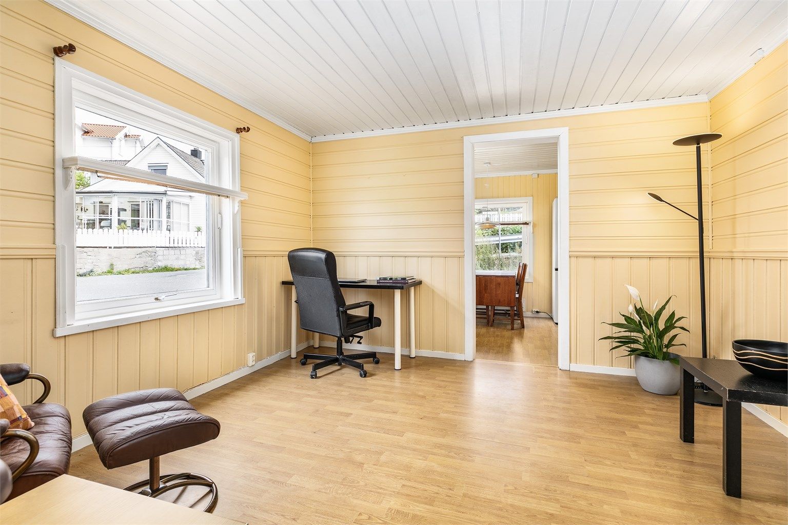 Stuen er på ca. 13 kvm. og kan gjerne forbeholdes en sofagruppe siden kjøkkenet er stort nok til å romme et spisebord.