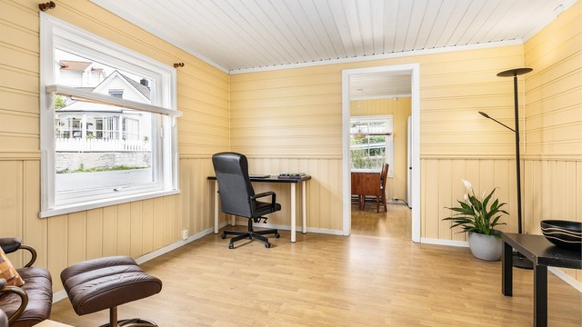 Stuen er på ca. 13 kvm. og kan gjerne forbeholdes en sofagruppe siden kjøkkenet er stort nok til å romme et spisebord.