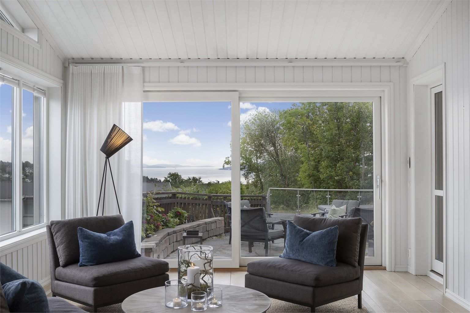 Skyvedøren fra stuen åpner direkte ut mot det opparbeidede uteområde og hagen.