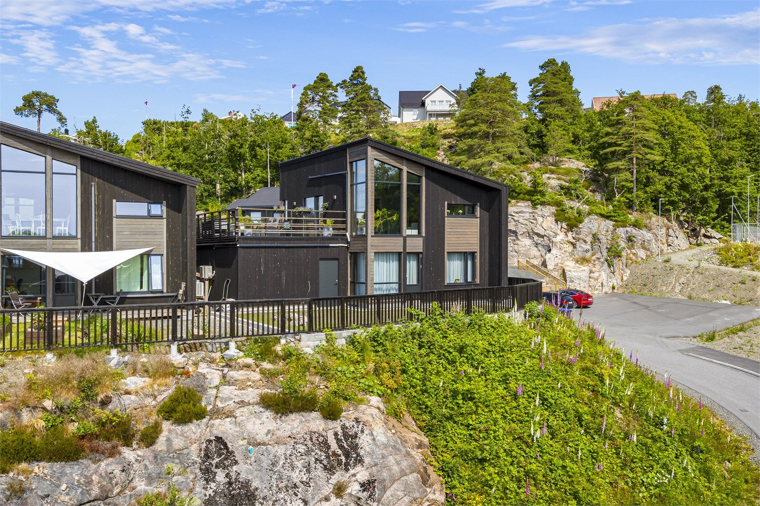 Boligen er oppført i 2023. Det er garasje med takterrasse inntil boligen. 