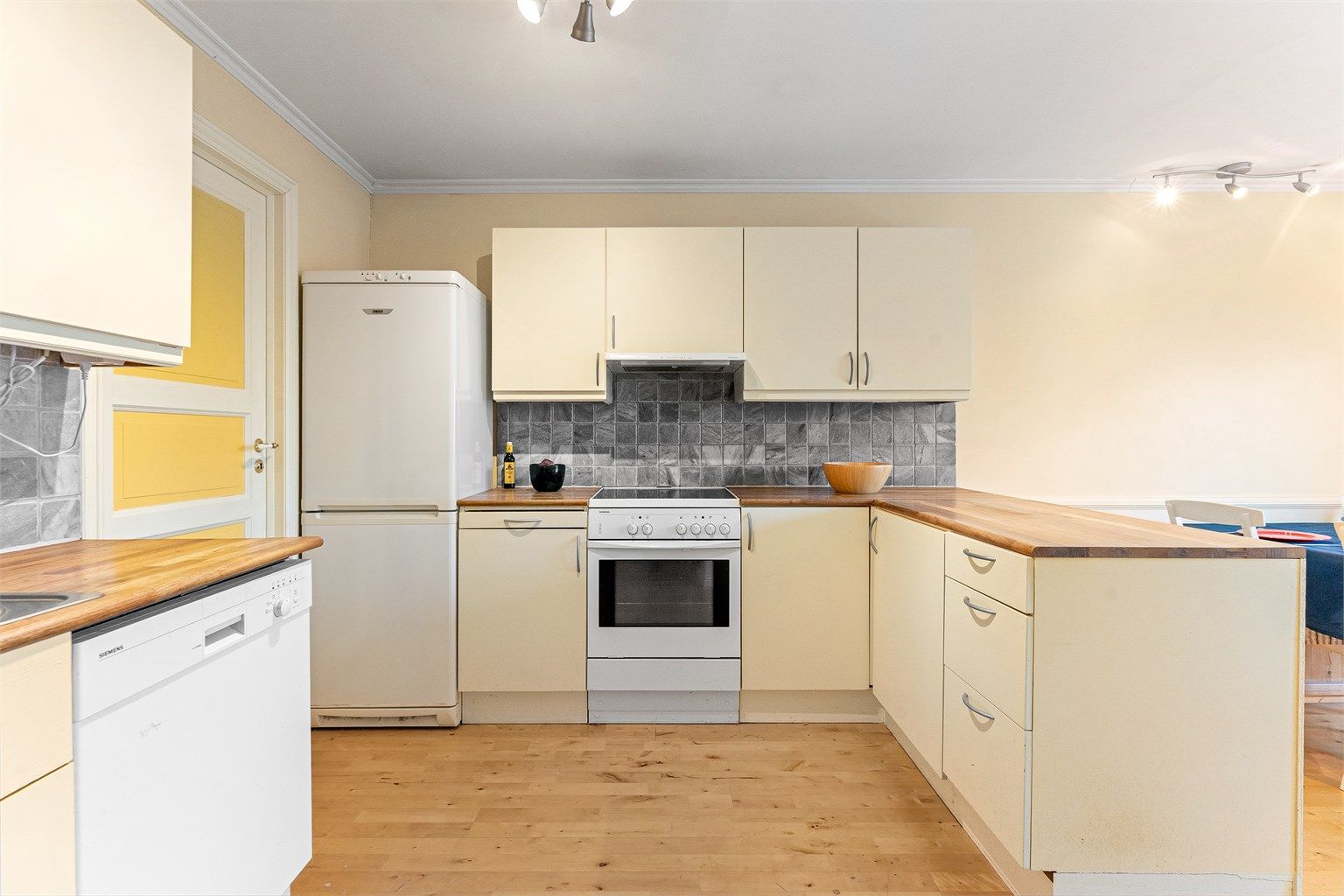 Kjøkkenet har glatte fronter og benkeplate av tre