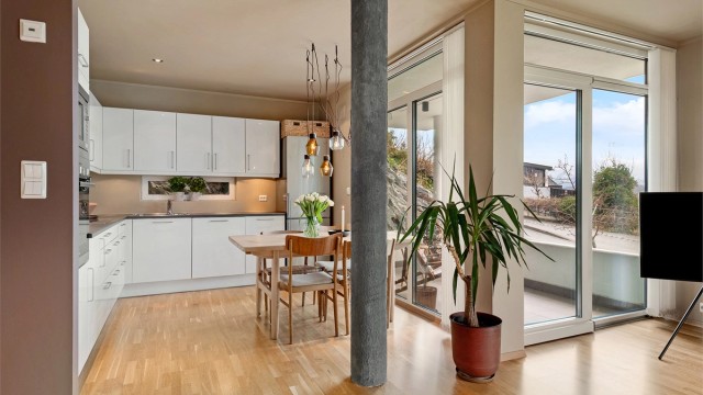 Utgang fra stue til terrasse via skyvedør
