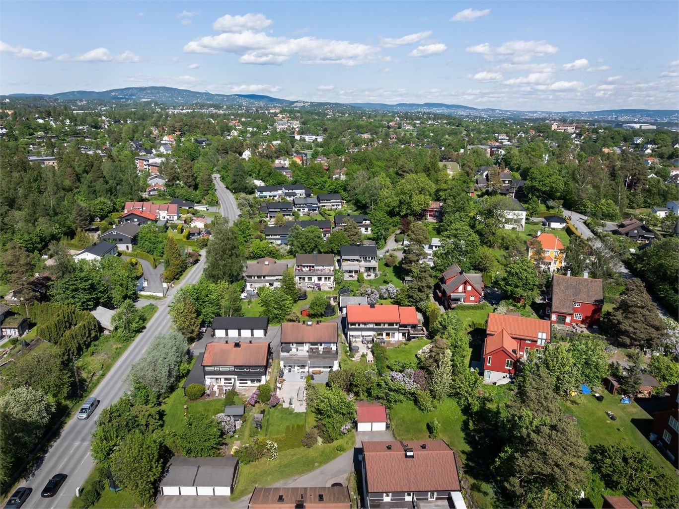 Nabolaget er trygt og har få hindringer mellom husene, noe som gjør det enkelt for barn å ferdes.