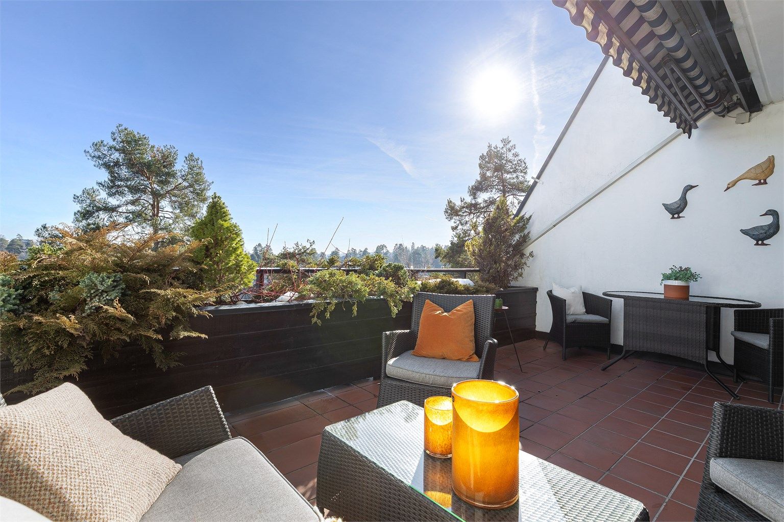 Her er det god plass til utemøbler og flott utsikt.