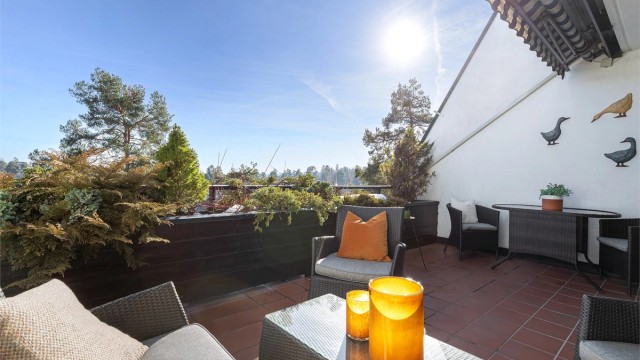 Her er det god plass til utemøbler og flott utsikt.