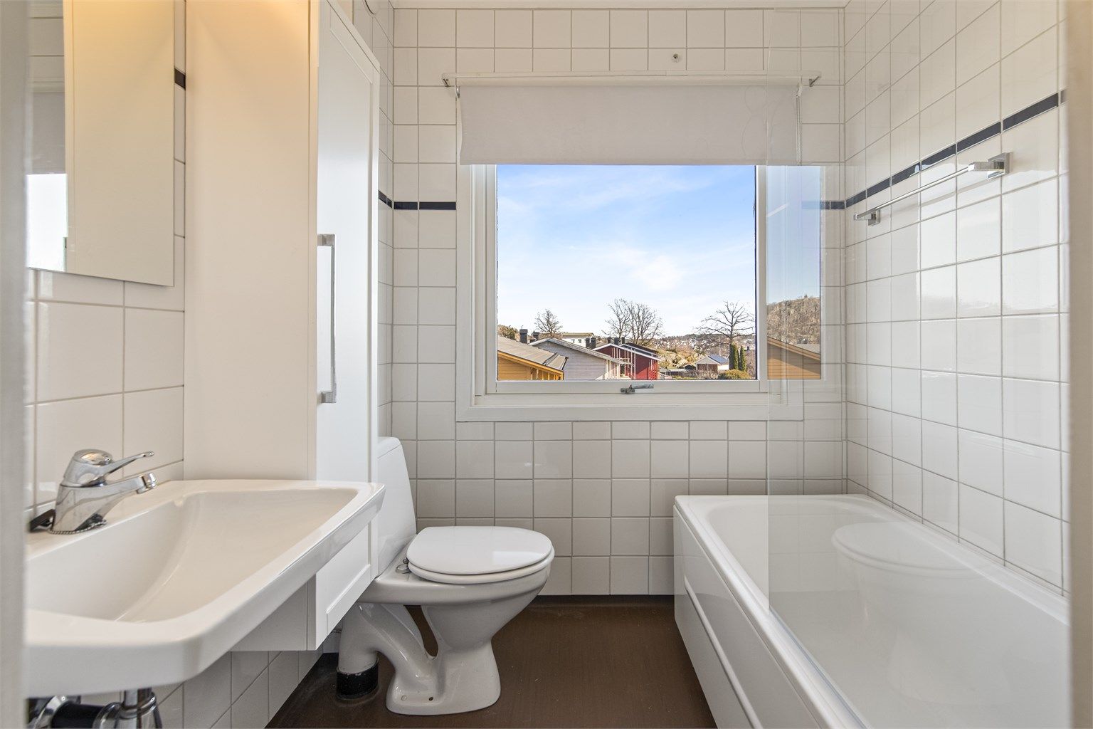 Badet i andre etasje har belegg på gulv, flislagte vegger og er utstyrt med badekar.