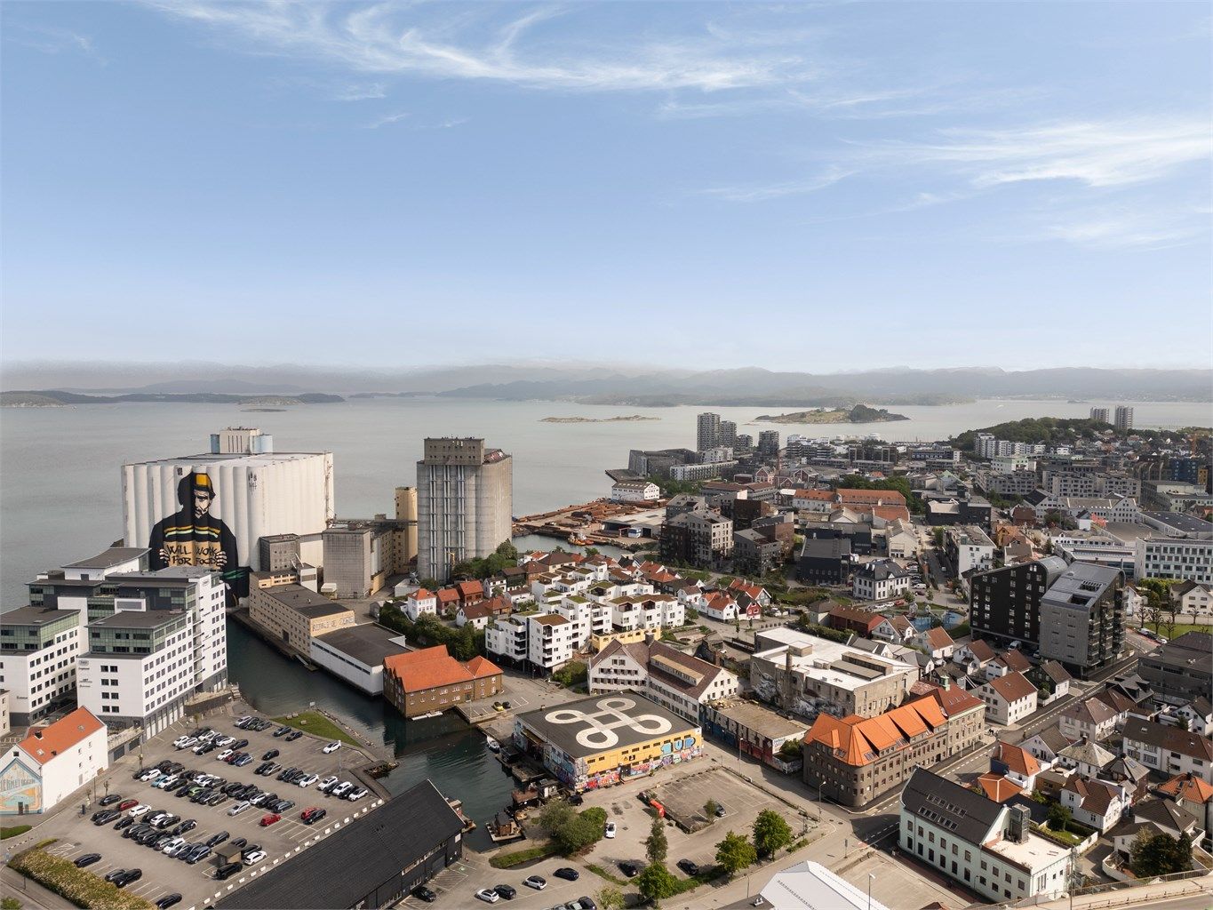 Boligen er i enden av Pedersgata, rett ved Bellies, Svankevika og med kort avstand til Tou scene.  Området er blitt bebygd med nye leiligheter og rekkehus, og er fremdeles et område i utvikling. 
