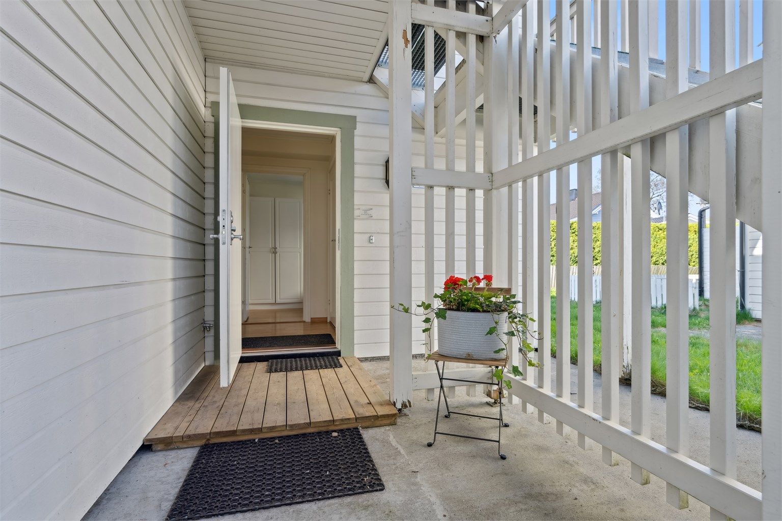 Overbygd og koselig inngangsparti