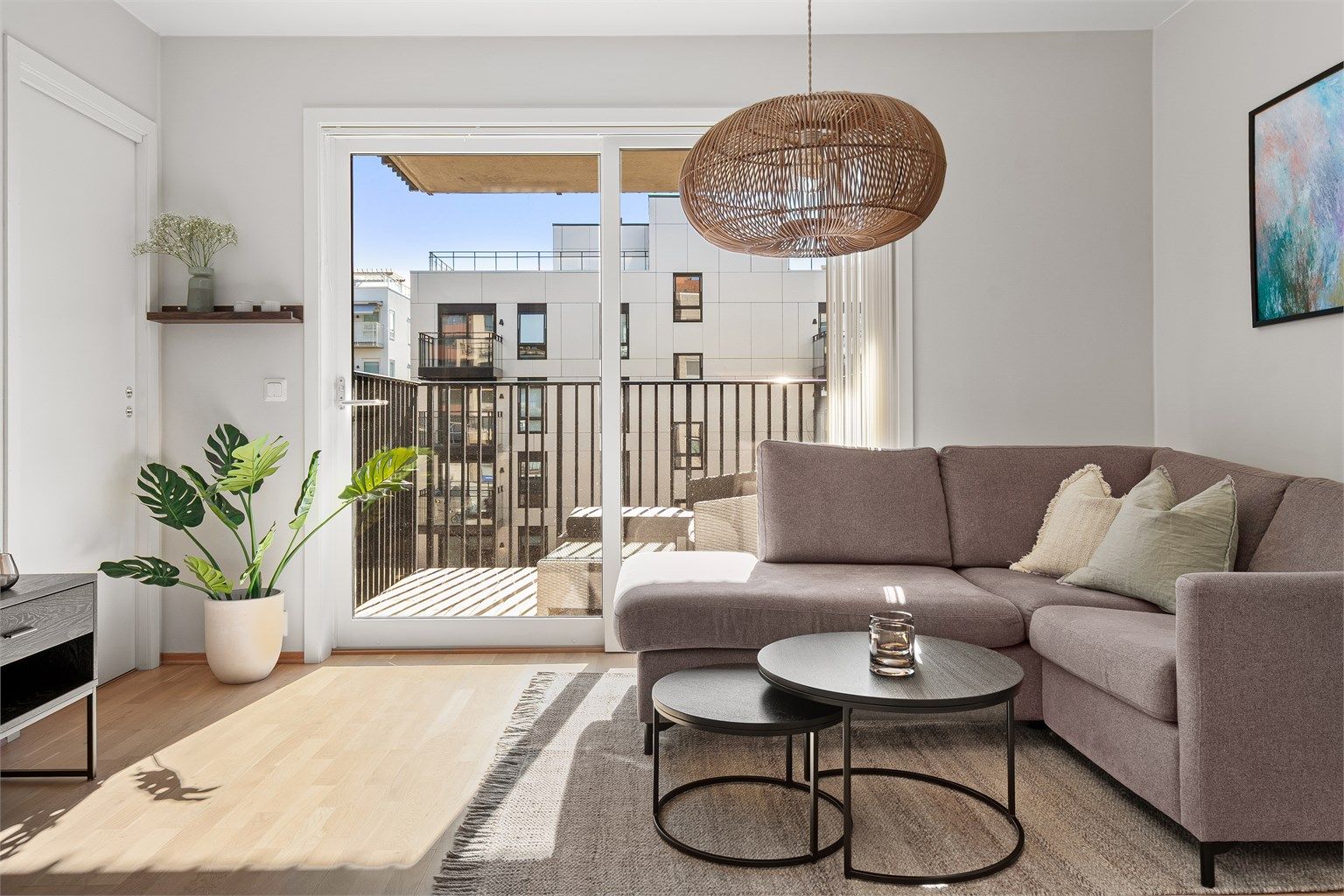 Skyvedør til balkong gir en forlengese av leiligheten store deler av året.