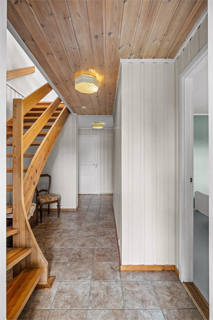 Den innvendig trappen forbinder etasjene i tilbygget.