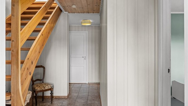 Den innvendig trappen forbinder etasjene i tilbygget.