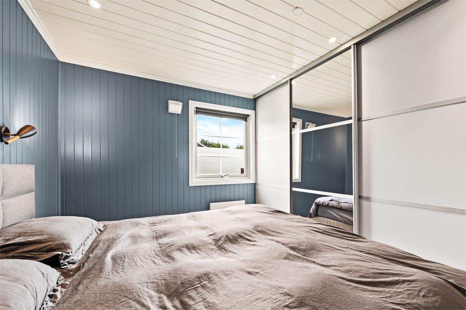 Soverom 1 med skyvedørsgarderobe 