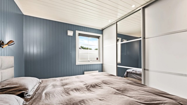 Soverom 1 med skyvedørsgarderobe