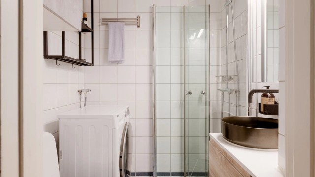 Lyst og pent flislagt bad med varme i gulvet som sørger for god komfort og en behagelig start på dagen. Baderomsinnredningen består av vegghengt servantinnredning med overpåliggende servant.