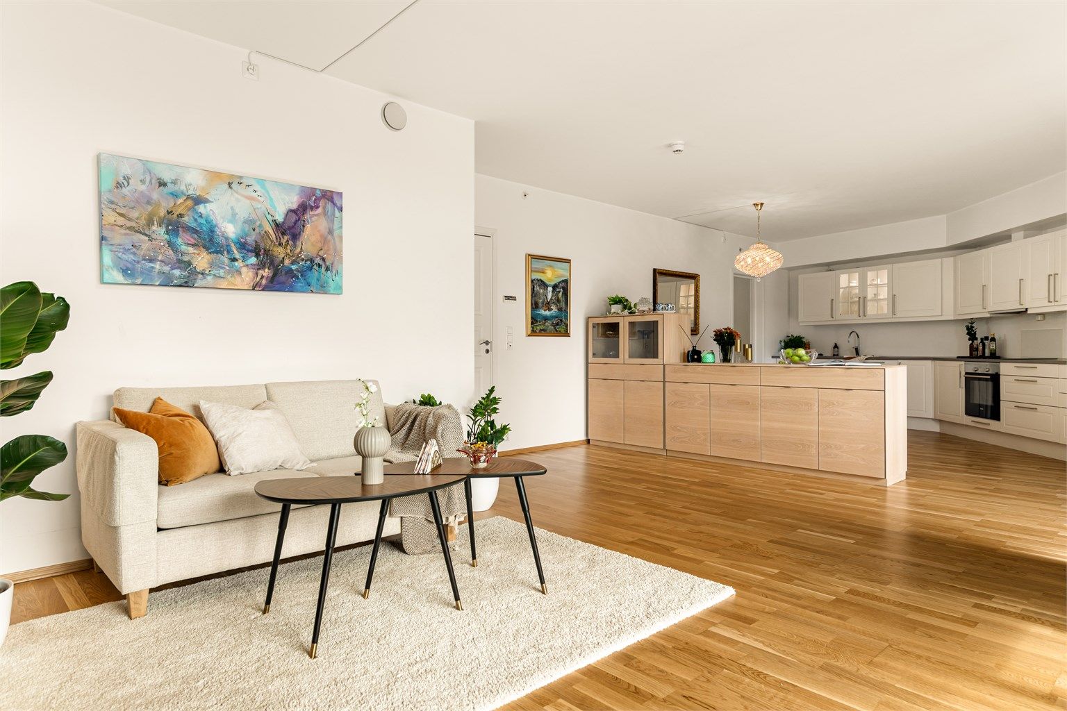 Alle overflater er lyse og moderne. Bygget er fra 2016.