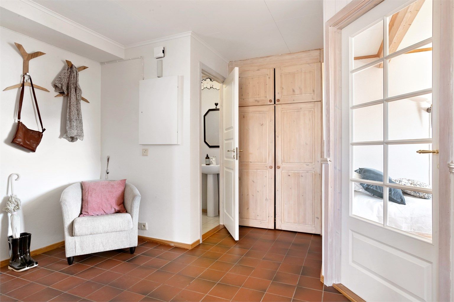 Entréen har garderobeskap og direkte adkomst til gjestetoalett