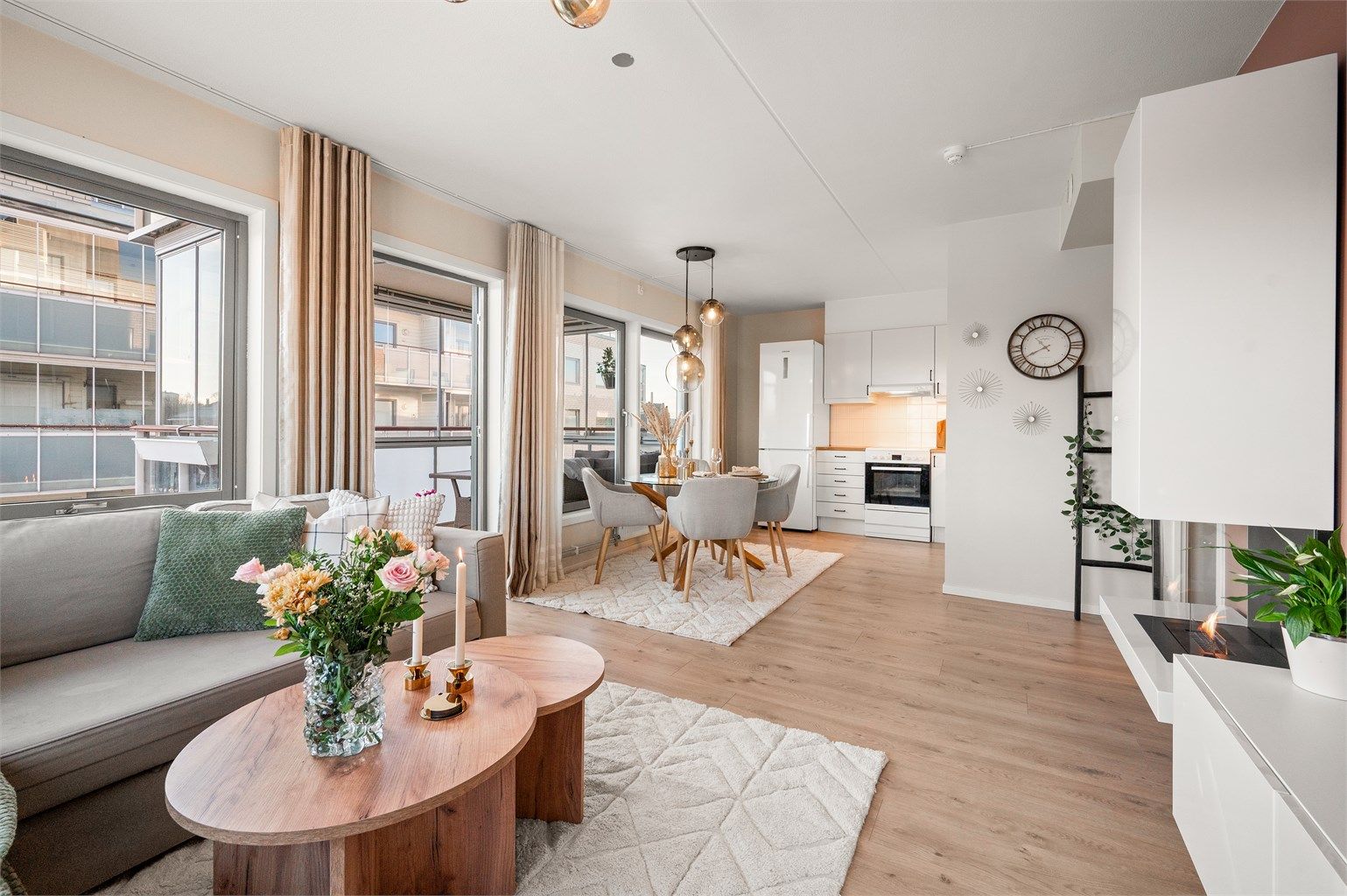 Den åpne løsningen gir god plass til både sofagruppe og spisebord.