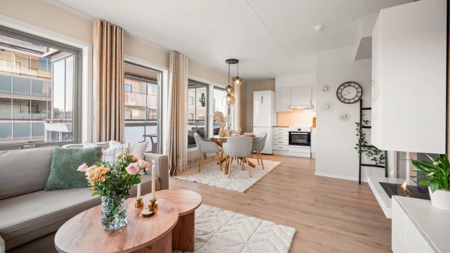 Den åpne løsningen gir god plass til både sofagruppe og spisebord.