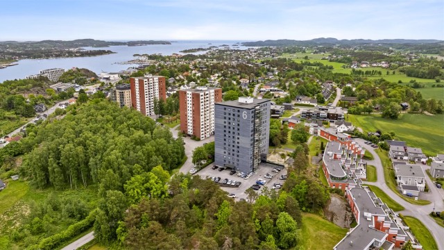 Det medfølger parkeringsplass på sameiets tomt. Denne leiligheten bruker plass nr. 62