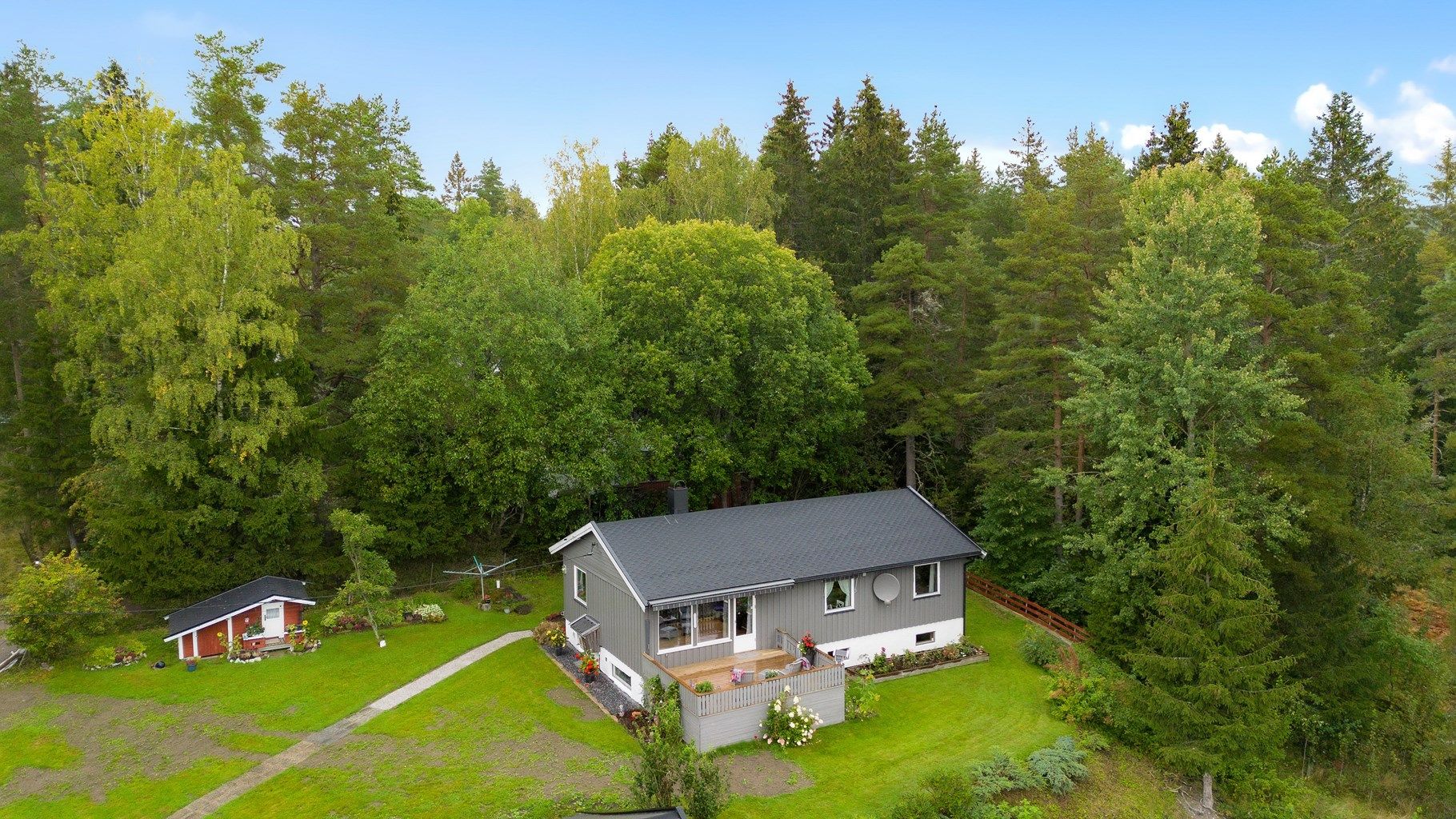 Velkommen til Solberg Østli 4 - Presentert av Andreas Bergh Johannessen. Denne boligen har over 1 mål tomt, dobbeltgarasje og turområdet rett utenfor døren
