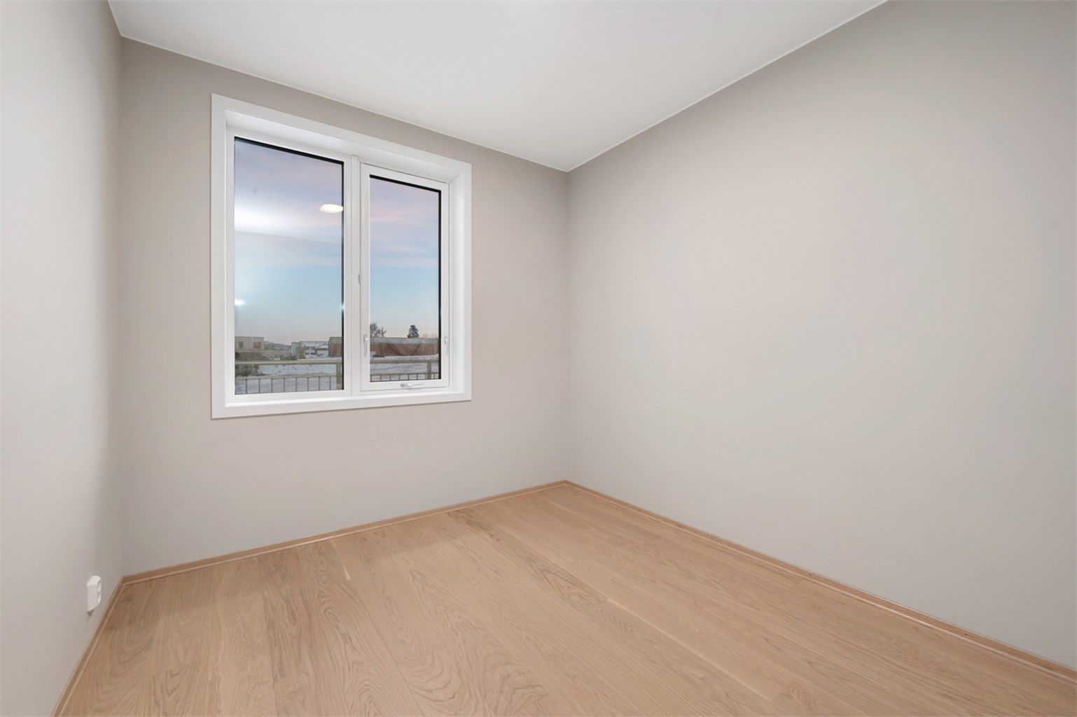 Soverom nr.2 ligger tilbaketrukket med tilgang fra entréen og måler 8 kvm. Pent gulv i parkett og malte flater på vegger og i himling.