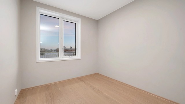 Soverom nr.2 ligger tilbaketrukket med tilgang fra entréen og måler 8 kvm. Pent gulv i parkett og malte flater på vegger og i himling.