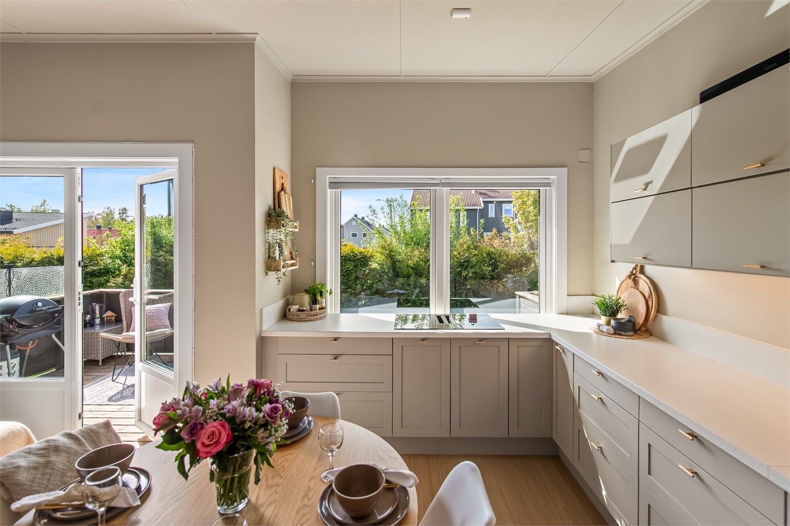 Innbydende kjøkken og stue med utgang til vestvendt balkong
