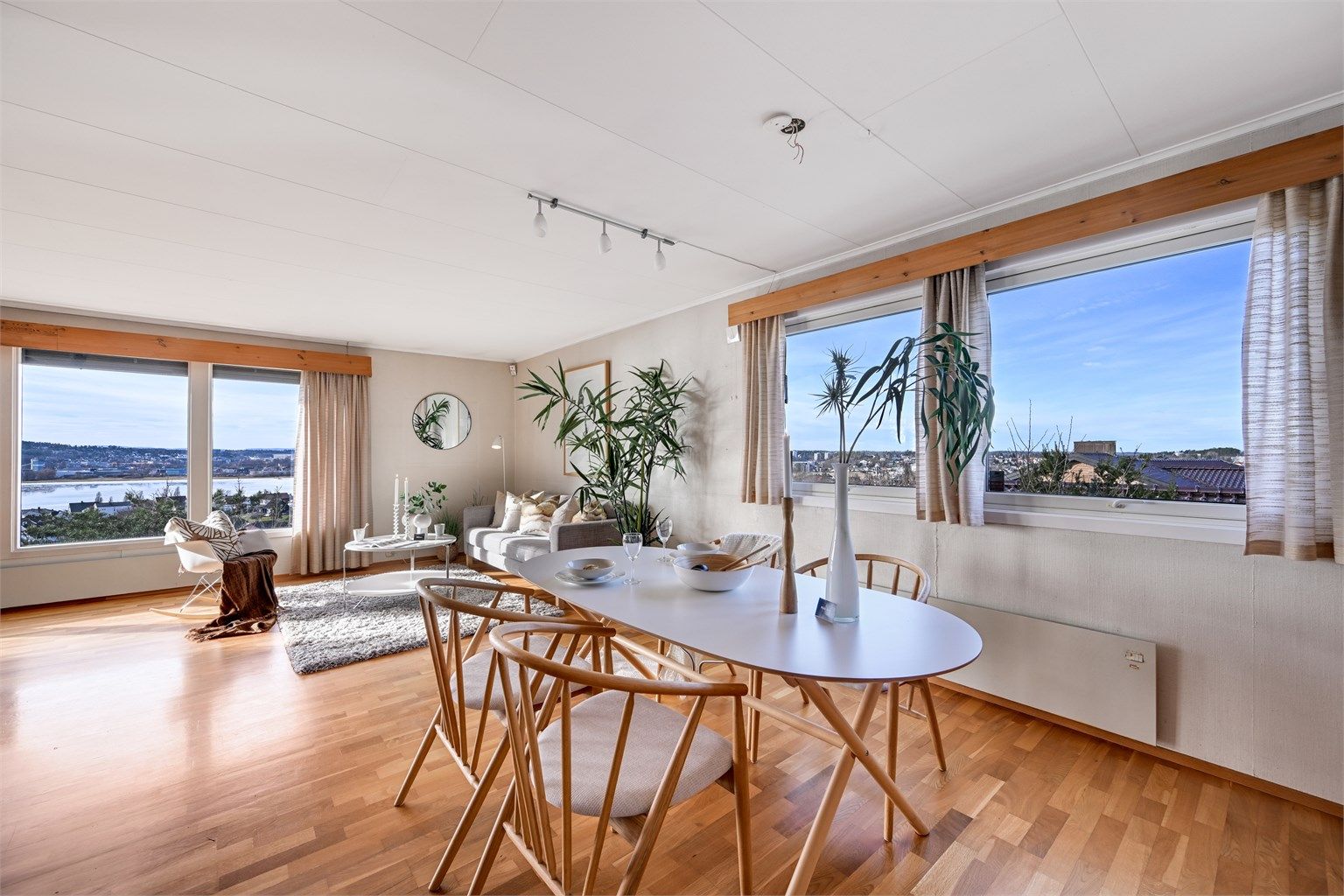 Boligen Kombinerer stuen og spisestue på en elegant måte.