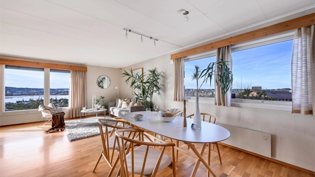 Boligen Kombinerer stuen og spisestue på en elegant måte.