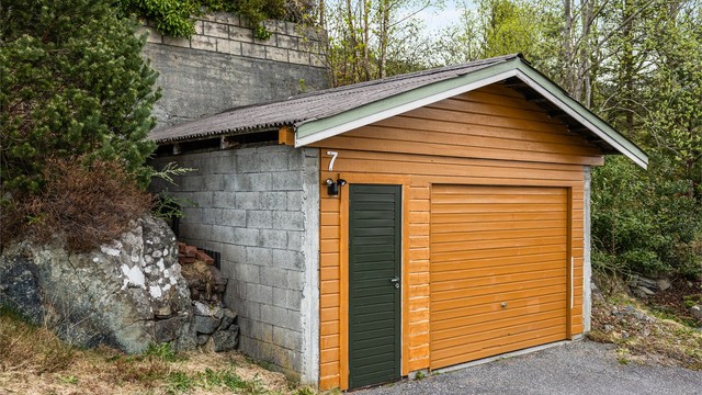 Det er og oppført garasje fra 1986 på eiendommen. Garasjen er oppført med støpt betonggulv og har enkel vippeport i tre
