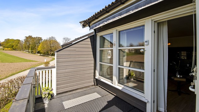 Stor markise av nyere dato for å skjerme mot solen (om det er ønskelig)