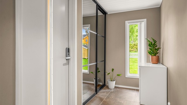 Det er etablert en praktisk skyvedørsgarderobe i forbindelse med entréen. I tillegg har boligen en bod på 5,5 kvm i kjelleren med ytterligere lagringsmuligheter samt gode lagringsmuligheter på kaldloft.