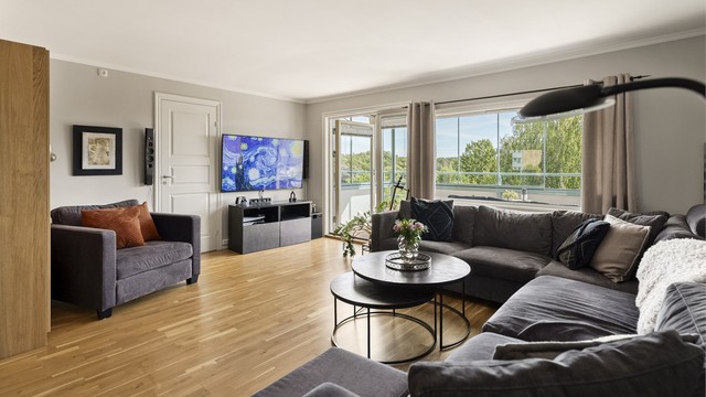 Utgang til innglasset balkong fra stuen