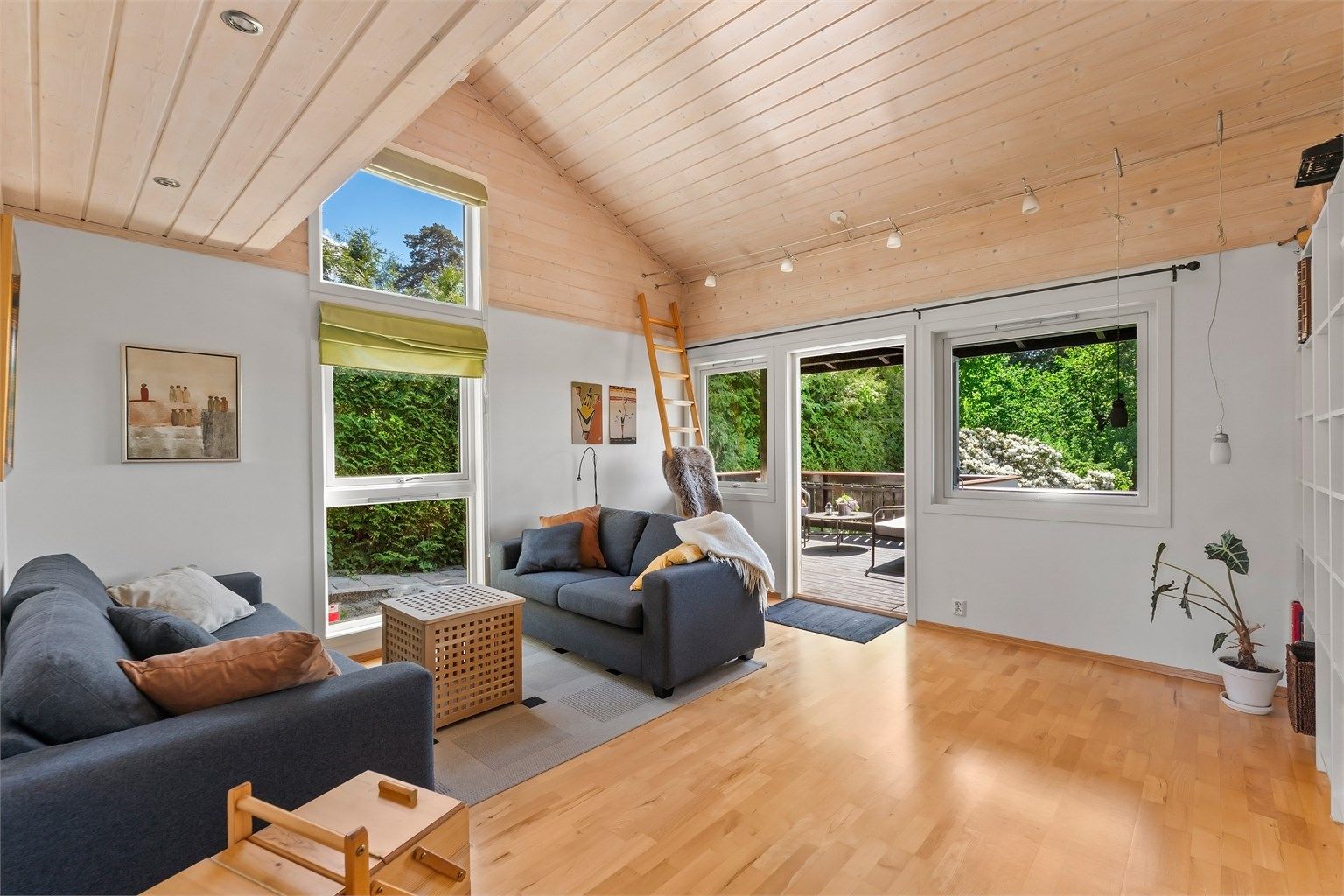Loftstuen i andre etasje har stor takhøyde og utgang til en terrasse på 16 m².