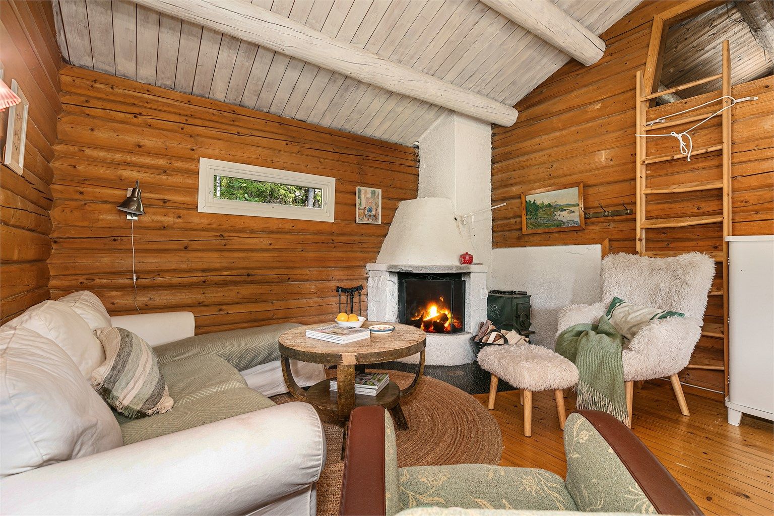 Lun stuekrok med peis og hems