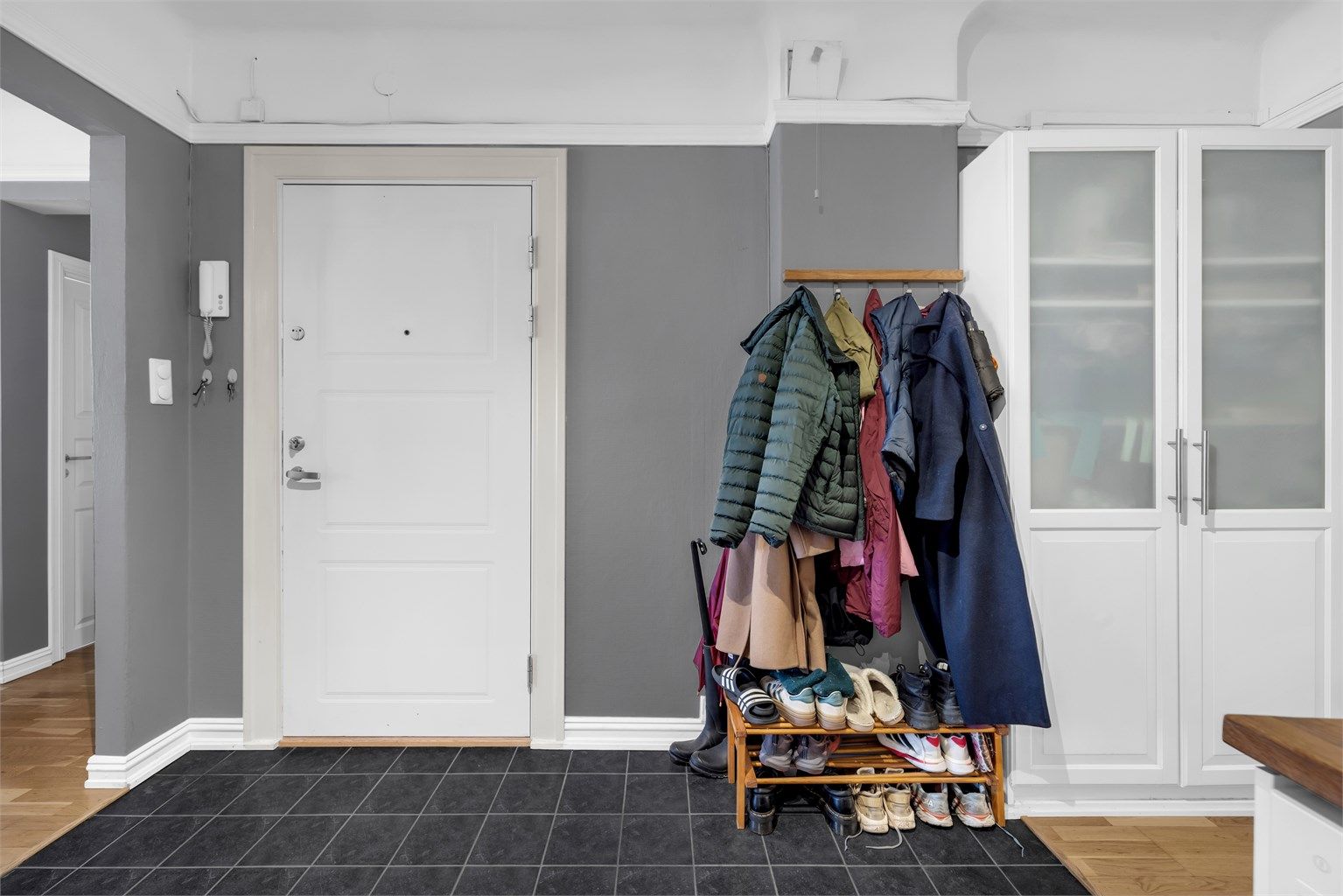 Entréen er romslig og gir et godt førsteinntrykk av leiligheten. Velkommen inn!