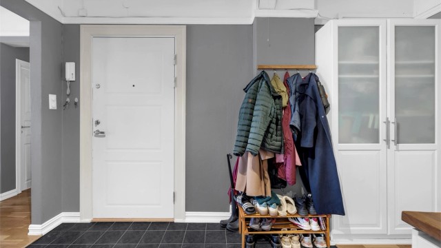 Entréen er romslig og gir et godt førsteinntrykk av leiligheten. Velkommen inn!