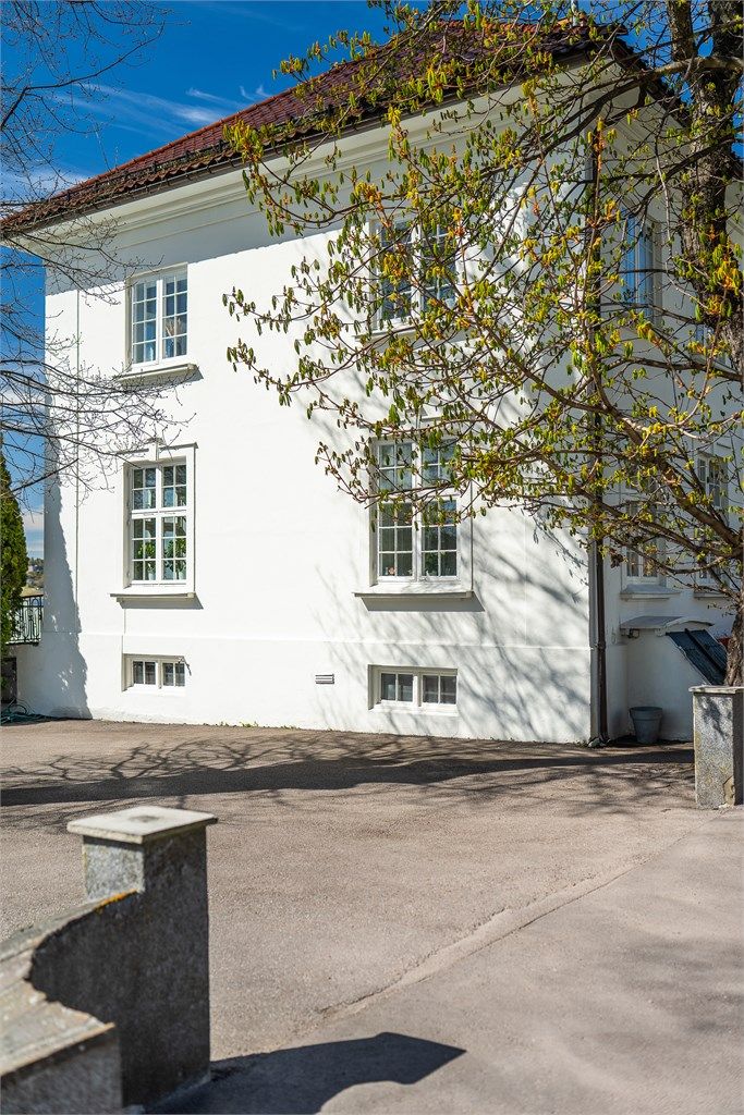 Eiendommen har en stor asfaltert gårdsplass.