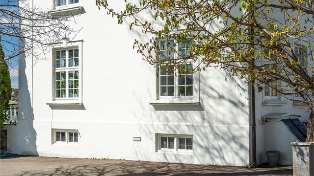 Eiendommen har en stor asfaltert gårdsplass.