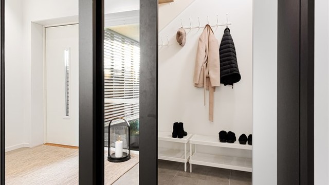 Store skyvedørsfronter med speilfronter. Under trappa er det et praktisk garderoberom